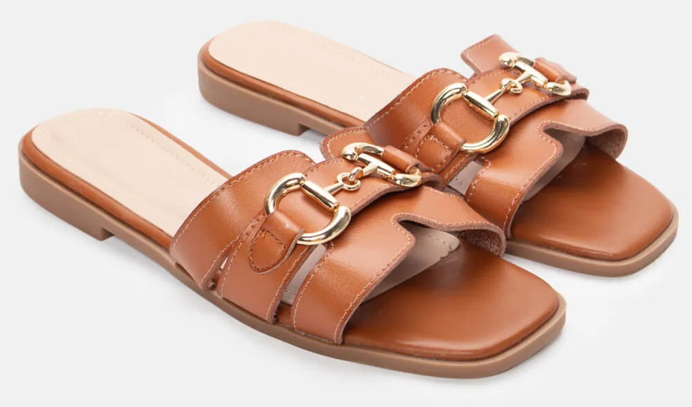 Flat Σανδάλια με Ανοίγματα στο Πλάι & Διακοσμητική Αγκράφα - Κάμελ