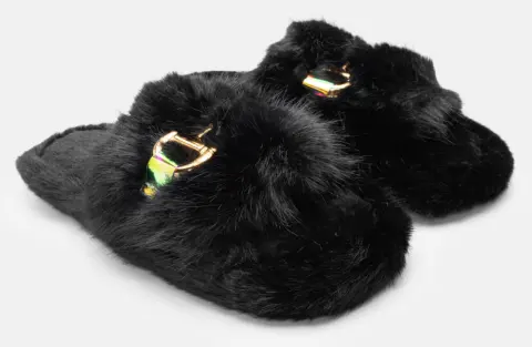 Παντόφλες Γούνινες με Διακοσμητική Αγκράφα - Μαύρο