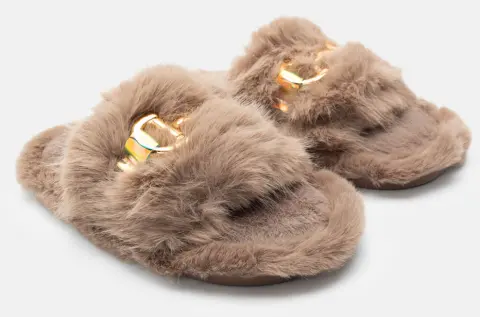 Παντόφλες Γούνινες με Διακοσμητική Αγκράφα - Μπεζ-Σκούρο