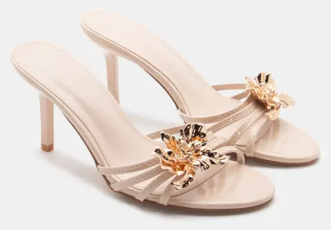 Mules με Μεταλλικό Διακοσμητικό - Μπεζ