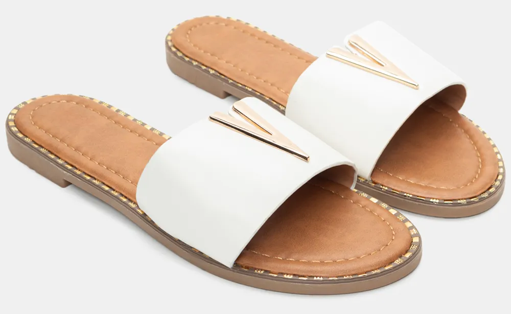 Flat Σανδάλια με Μεταλλική Λεπτομέρεια V - Λευκό