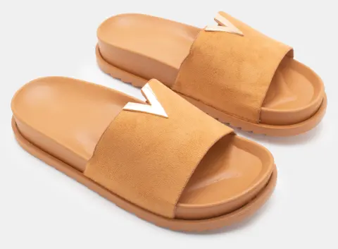 Flatform Σανδάλια με Μεταλλική Λεπτομέρεια V - Κάμελ