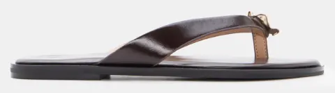 Flat Thong Σανδάλια με Μεταλλική Λεπτομέρεια - Καφέ Σκούρο